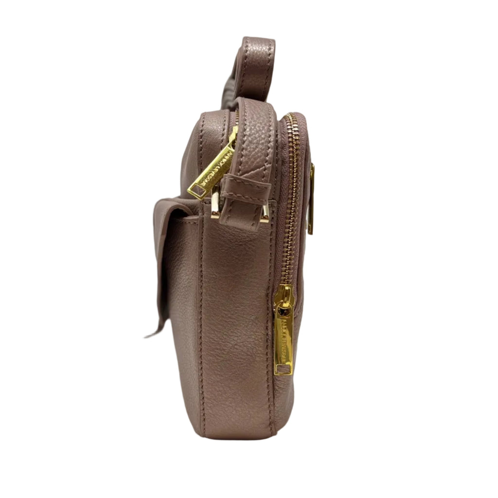 Side view of Nadine platinum rose leather crossbody bag showing zip pocket — Annick Levesque