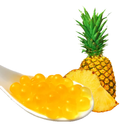 Pineapple and pineapple juice浓缩物在勺子上，背景为白色