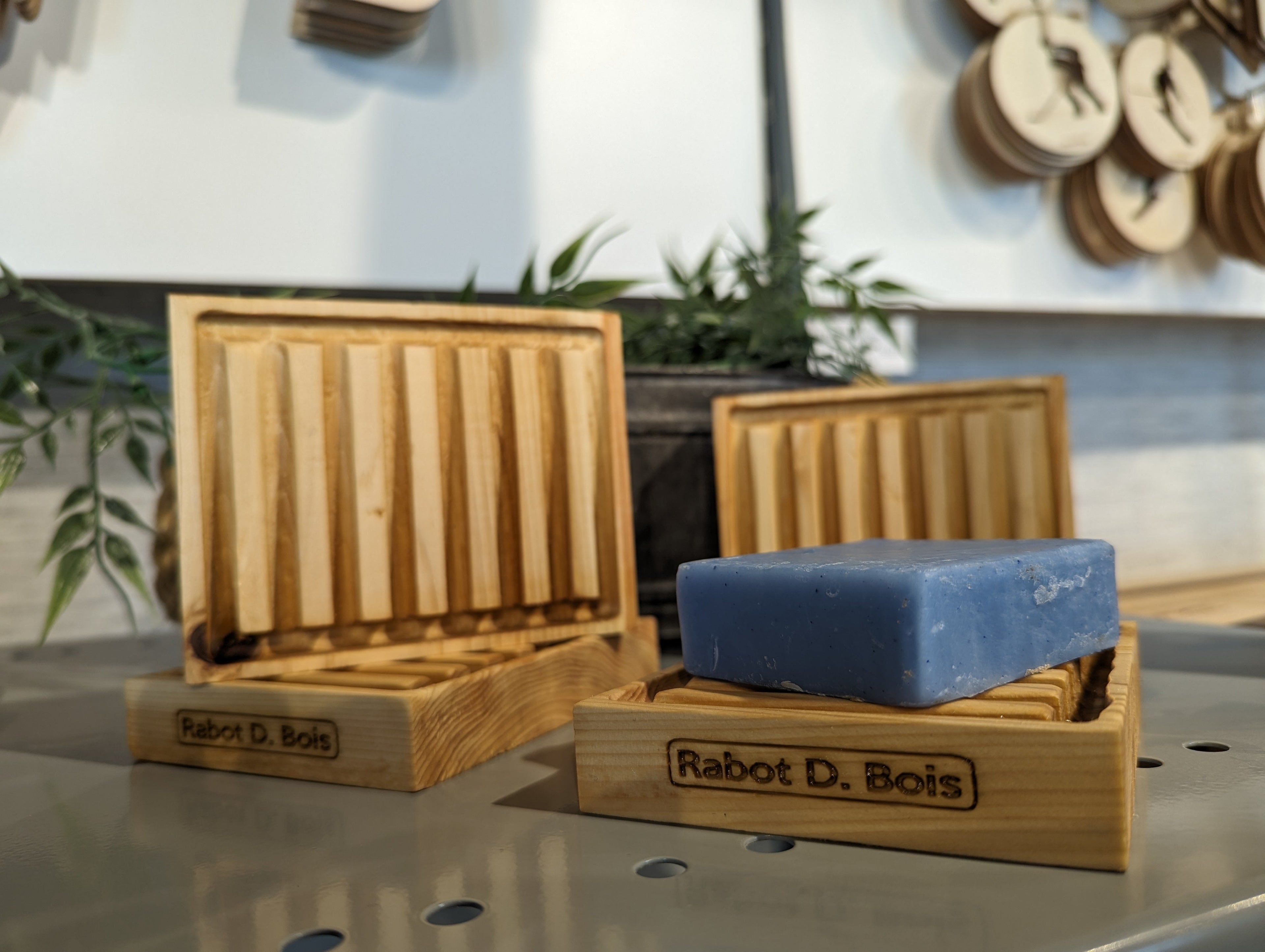 The "D-Coulé" Cedar Wood Soap Dish