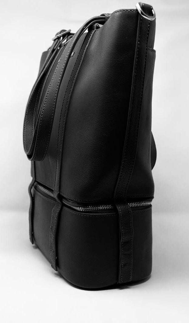 Side profile of Charlotte 2-in-1 black tote bag with insulated pouch — Annick Levesque